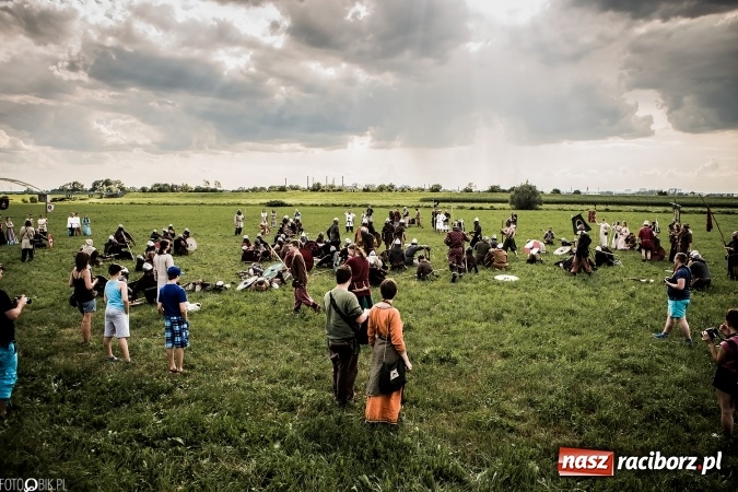 Zdjęcie w galerii na portalu naszraciborz.pl: Bitwa wojów nad Ulgą. Pierwszy dzień VIII Raciborskiego Festiwalu Średniowiecznego już za nami wiadomości z regionu