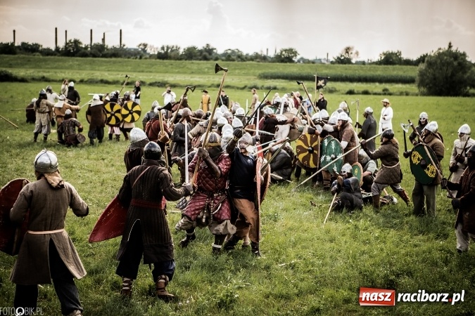 Zdjęcie w galerii na portalu naszraciborz.pl: Bitwa wojów nad Ulgą. Pierwszy dzień VIII Raciborskiego Festiwalu Średniowiecznego już za nami wiadomości z regionu