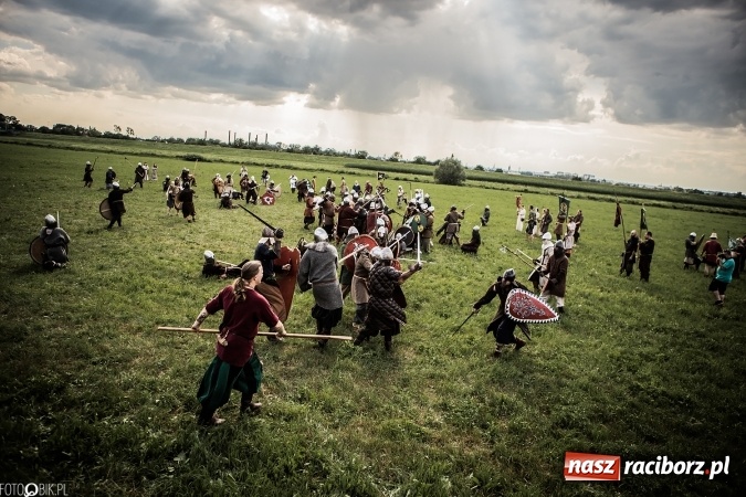Zdjęcie w galerii na portalu naszraciborz.pl: Bitwa wojów nad Ulgą. Pierwszy dzień VIII Raciborskiego Festiwalu Średniowiecznego już za nami wiadomości z regionu