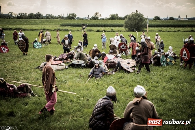 Zdjęcie w galerii na portalu naszraciborz.pl: Bitwa wojów nad Ulgą. Pierwszy dzień VIII Raciborskiego Festiwalu Średniowiecznego już za nami wiadomości z regionu
