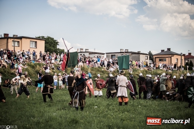 Zdjęcie w galerii na portalu naszraciborz.pl: Bitwa wojów nad Ulgą. Pierwszy dzień VIII Raciborskiego Festiwalu Średniowiecznego już za nami wiadomości z regionu