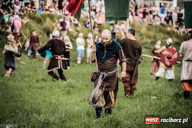 Zdjęcie w galerii na portalu naszraciborz.pl: Bitwa wojów nad Ulgą. Pierwszy dzień VIII Raciborskiego Festiwalu Średniowiecznego już za nami wiadomości z regionu