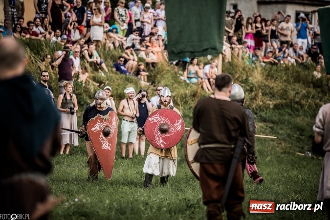 Zdjęcie w galerii na portalu naszraciborz.pl: Bitwa wojów nad Ulgą. Pierwszy dzień VIII Raciborskiego Festiwalu Średniowiecznego już za nami wiadomości z regionu
