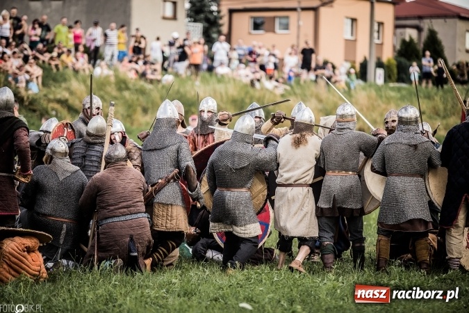 Zdjęcie w galerii na portalu naszraciborz.pl: Bitwa wojów nad Ulgą. Pierwszy dzień VIII Raciborskiego Festiwalu Średniowiecznego już za nami wiadomości z regionu