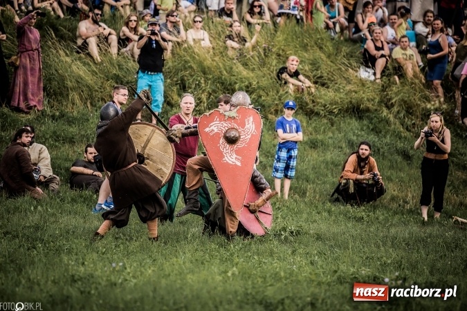 Zdjęcie w galerii na portalu naszraciborz.pl: Bitwa wojów nad Ulgą. Pierwszy dzień VIII Raciborskiego Festiwalu Średniowiecznego już za nami wiadomości z regionu