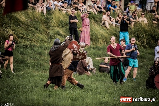 Zdjęcie w galerii na portalu naszraciborz.pl: Bitwa wojów nad Ulgą. Pierwszy dzień VIII Raciborskiego Festiwalu Średniowiecznego już za nami wiadomości z regionu