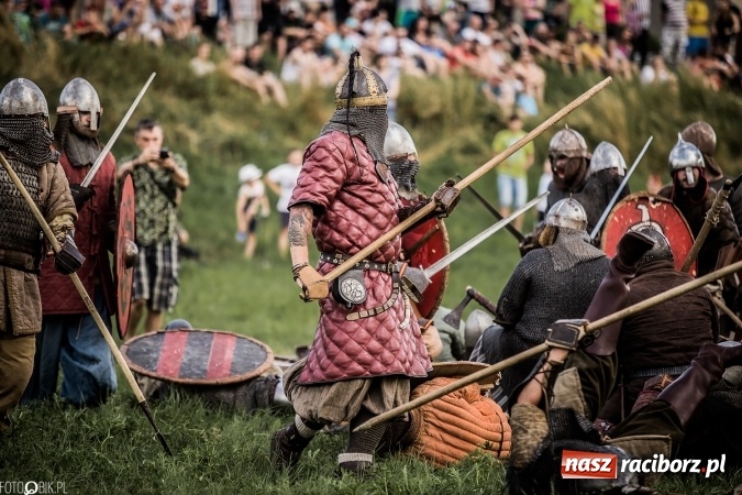 Zdjęcie w galerii na portalu naszraciborz.pl: Bitwa wojów nad Ulgą. Pierwszy dzień VIII Raciborskiego Festiwalu Średniowiecznego już za nami wiadomości z regionu