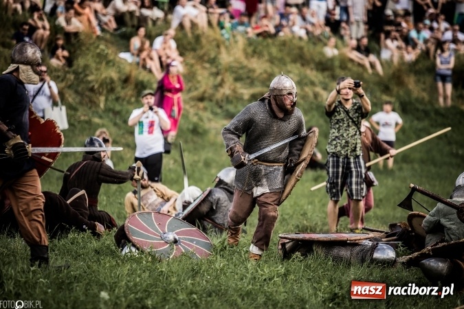 Zdjęcie w galerii na portalu naszraciborz.pl: Bitwa wojów nad Ulgą. Pierwszy dzień VIII Raciborskiego Festiwalu Średniowiecznego już za nami wiadomości z regionu