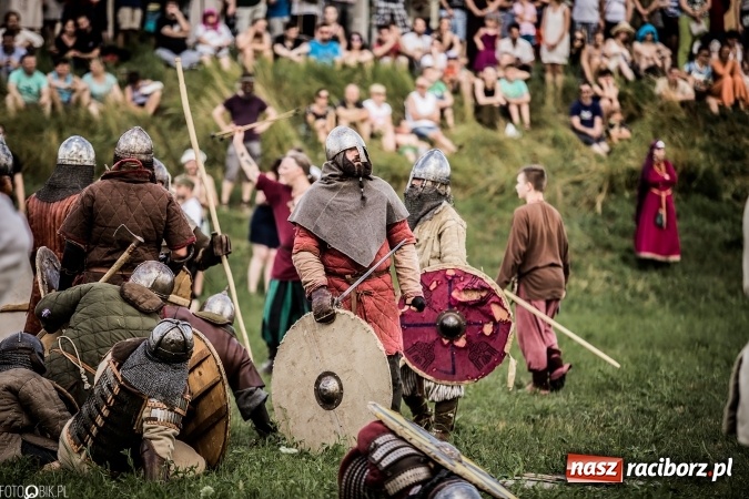 Zdjęcie w galerii na portalu naszraciborz.pl: Bitwa wojów nad Ulgą. Pierwszy dzień VIII Raciborskiego Festiwalu Średniowiecznego już za nami wiadomości z regionu