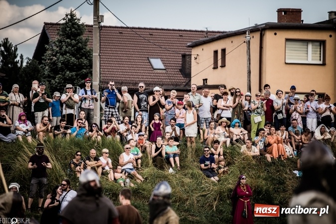 Zdjęcie w galerii na portalu naszraciborz.pl: Bitwa wojów nad Ulgą. Pierwszy dzień VIII Raciborskiego Festiwalu Średniowiecznego już za nami wiadomości z regionu