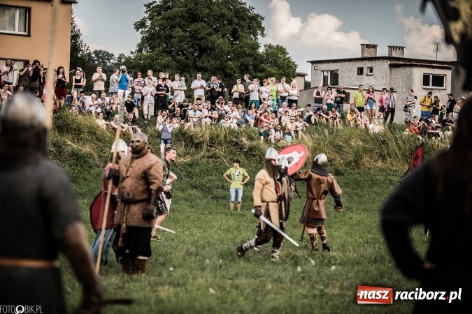 Zdjęcie w galerii na portalu naszraciborz.pl: Bitwa wojów nad Ulgą. Pierwszy dzień VIII Raciborskiego Festiwalu Średniowiecznego już za nami wiadomości z regionu