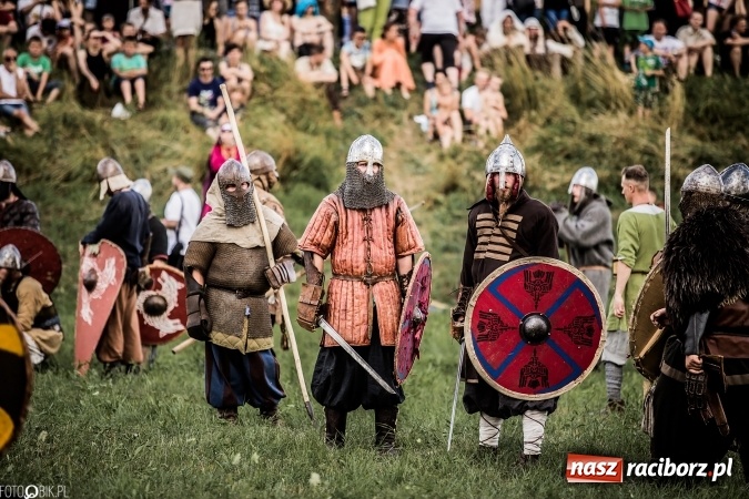 Zdjęcie w galerii na portalu naszraciborz.pl: Bitwa wojów nad Ulgą. Pierwszy dzień VIII Raciborskiego Festiwalu Średniowiecznego już za nami wiadomości z regionu