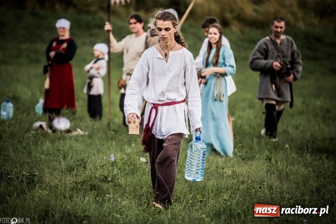 Zdjęcie w galerii na portalu naszraciborz.pl: Bitwa wojów nad Ulgą. Pierwszy dzień VIII Raciborskiego Festiwalu Średniowiecznego już za nami wiadomości z regionu