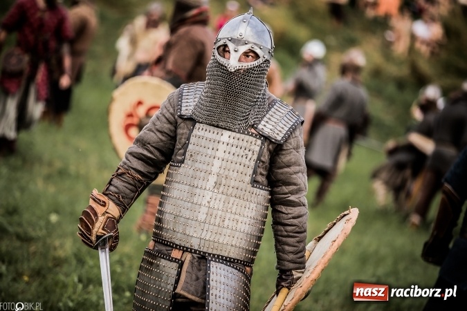 Zdjęcie w galerii na portalu naszraciborz.pl: Bitwa wojów nad Ulgą. Pierwszy dzień VIII Raciborskiego Festiwalu Średniowiecznego już za nami wiadomości z regionu