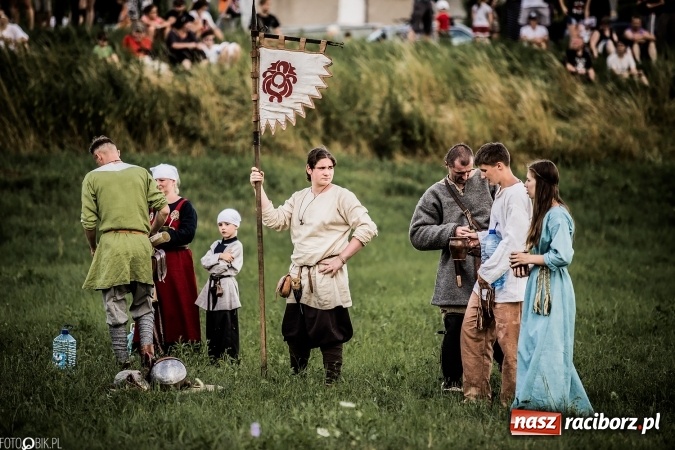 Zdjęcie w galerii na portalu naszraciborz.pl: Bitwa wojów nad Ulgą. Pierwszy dzień VIII Raciborskiego Festiwalu Średniowiecznego już za nami wiadomości z regionu