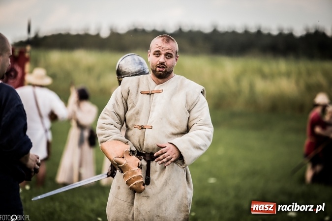 Zdjęcie w galerii na portalu naszraciborz.pl: Bitwa wojów nad Ulgą. Pierwszy dzień VIII Raciborskiego Festiwalu Średniowiecznego już za nami wiadomości z regionu