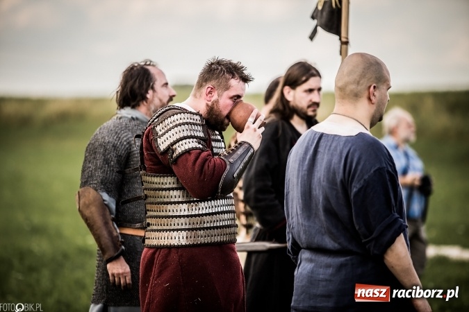 Zdjęcie w galerii na portalu naszraciborz.pl: Bitwa wojów nad Ulgą. Pierwszy dzień VIII Raciborskiego Festiwalu Średniowiecznego już za nami wiadomości z regionu