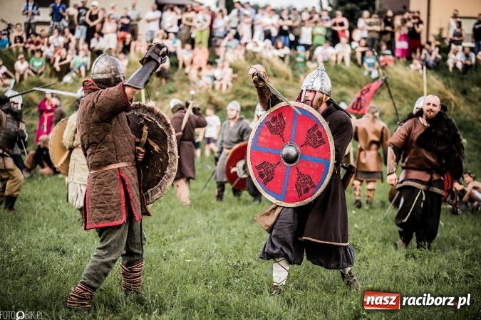 Zdjęcie w galerii na portalu naszraciborz.pl: Bitwa wojów nad Ulgą. Pierwszy dzień VIII Raciborskiego Festiwalu Średniowiecznego już za nami wiadomości z regionu