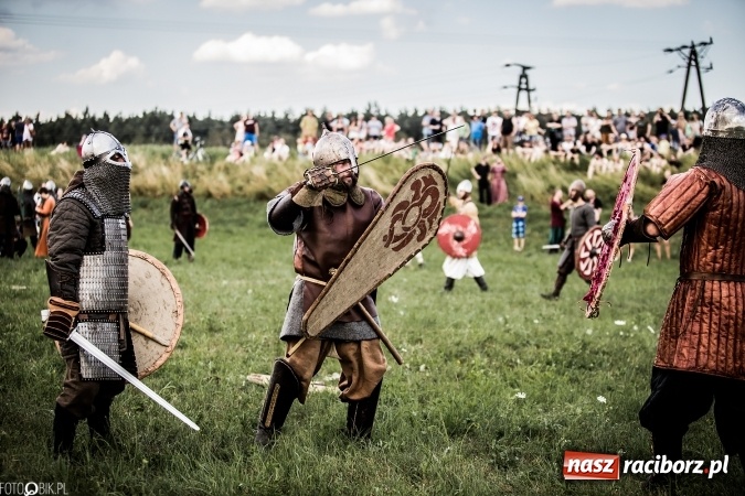 Zdjęcie w galerii na portalu naszraciborz.pl: Bitwa wojów nad Ulgą. Pierwszy dzień VIII Raciborskiego Festiwalu Średniowiecznego już za nami wiadomości z regionu