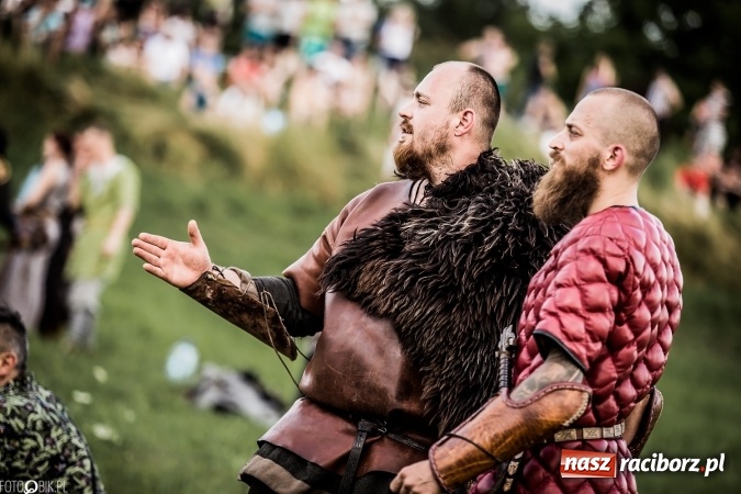 Zdjęcie w galerii na portalu naszraciborz.pl: Bitwa wojów nad Ulgą. Pierwszy dzień VIII Raciborskiego Festiwalu Średniowiecznego już za nami wiadomości z regionu