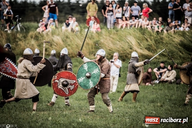 Zdjęcie w galerii na portalu naszraciborz.pl: Bitwa wojów nad Ulgą. Pierwszy dzień VIII Raciborskiego Festiwalu Średniowiecznego już za nami wiadomości z regionu