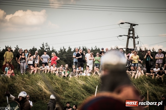 Zdjęcie w galerii na portalu naszraciborz.pl: Bitwa wojów nad Ulgą. Pierwszy dzień VIII Raciborskiego Festiwalu Średniowiecznego już za nami wiadomości z regionu