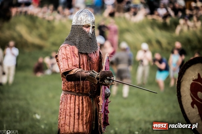 Zdjęcie w galerii na portalu naszraciborz.pl: Bitwa wojów nad Ulgą. Pierwszy dzień VIII Raciborskiego Festiwalu Średniowiecznego już za nami wiadomości z regionu
