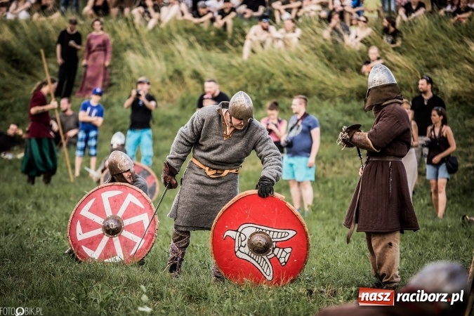 Zdjęcie w galerii na portalu naszraciborz.pl: Bitwa wojów nad Ulgą. Pierwszy dzień VIII Raciborskiego Festiwalu Średniowiecznego już za nami wiadomości z regionu