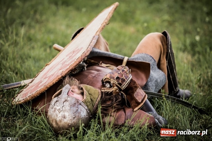 Zdjęcie w galerii na portalu naszraciborz.pl: Bitwa wojów nad Ulgą. Pierwszy dzień VIII Raciborskiego Festiwalu Średniowiecznego już za nami wiadomości z regionu