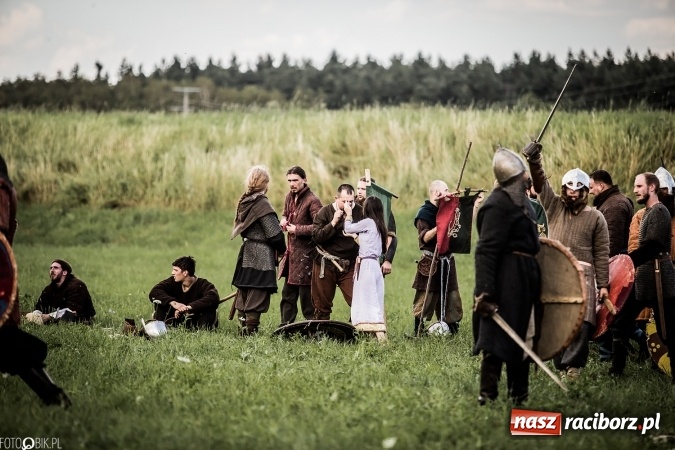 Zdjęcie w galerii na portalu naszraciborz.pl: Bitwa wojów nad Ulgą. Pierwszy dzień VIII Raciborskiego Festiwalu Średniowiecznego już za nami wiadomości z regionu