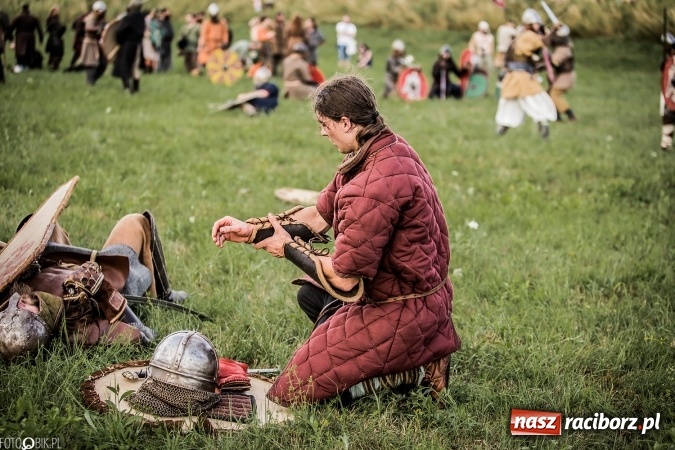 Zdjęcie w galerii na portalu naszraciborz.pl: Bitwa wojów nad Ulgą. Pierwszy dzień VIII Raciborskiego Festiwalu Średniowiecznego już za nami wiadomości z regionu