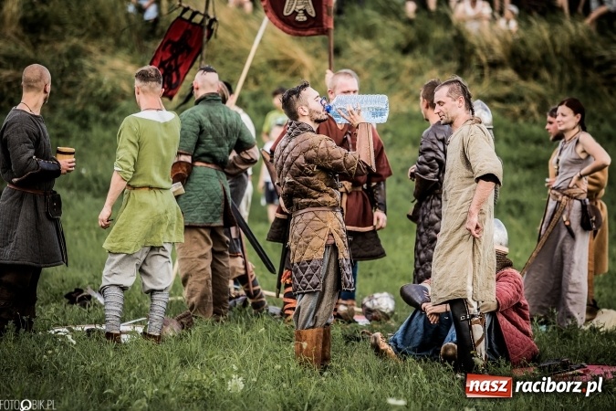 Zdjęcie w galerii na portalu naszraciborz.pl: Bitwa wojów nad Ulgą. Pierwszy dzień VIII Raciborskiego Festiwalu Średniowiecznego już za nami wiadomości z regionu