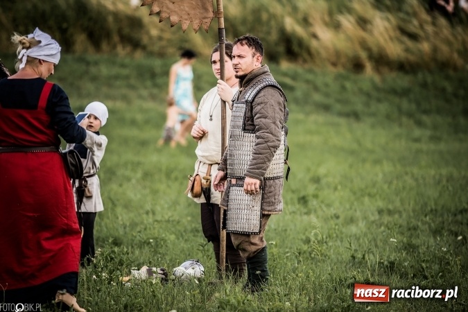 Zdjęcie w galerii na portalu naszraciborz.pl: Bitwa wojów nad Ulgą. Pierwszy dzień VIII Raciborskiego Festiwalu Średniowiecznego już za nami wiadomości z regionu