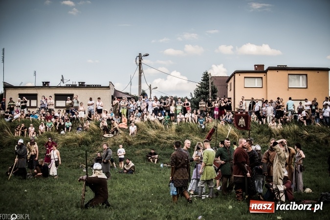 Zdjęcie w galerii na portalu naszraciborz.pl: Bitwa wojów nad Ulgą. Pierwszy dzień VIII Raciborskiego Festiwalu Średniowiecznego już za nami wiadomości z regionu