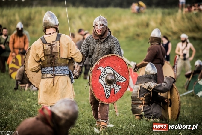 Zdjęcie w galerii na portalu naszraciborz.pl: Bitwa wojów nad Ulgą. Pierwszy dzień VIII Raciborskiego Festiwalu Średniowiecznego już za nami wiadomości z regionu