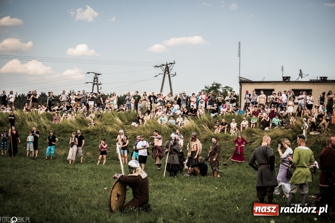 Zdjęcie w galerii na portalu naszraciborz.pl: Bitwa wojów nad Ulgą. Pierwszy dzień VIII Raciborskiego Festiwalu Średniowiecznego już za nami wiadomości z regionu