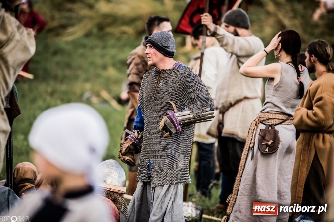 Zdjęcie w galerii na portalu naszraciborz.pl: Bitwa wojów nad Ulgą. Pierwszy dzień VIII Raciborskiego Festiwalu Średniowiecznego już za nami wiadomości z regionu