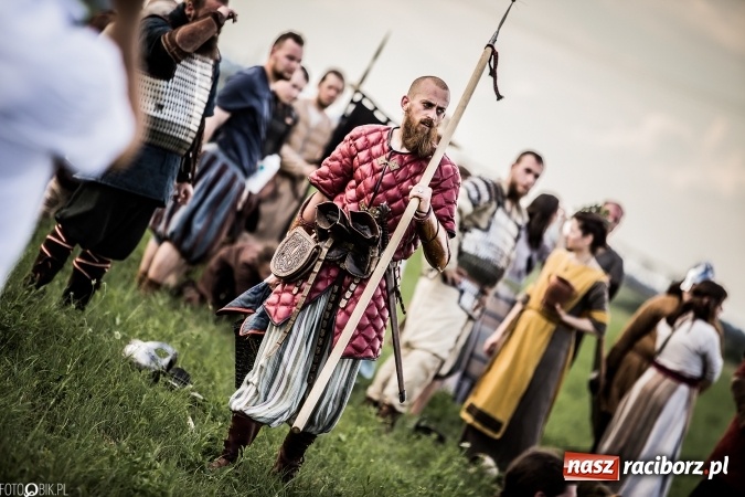 Zdjęcie w galerii na portalu naszraciborz.pl: Bitwa wojów nad Ulgą. Pierwszy dzień VIII Raciborskiego Festiwalu Średniowiecznego już za nami wiadomości z regionu