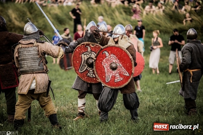 Zdjęcie w galerii na portalu naszraciborz.pl: Bitwa wojów nad Ulgą. Pierwszy dzień VIII Raciborskiego Festiwalu Średniowiecznego już za nami wiadomości z regionu