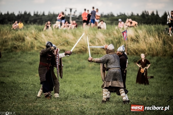 Zdjęcie w galerii na portalu naszraciborz.pl: Bitwa wojów nad Ulgą. Pierwszy dzień VIII Raciborskiego Festiwalu Średniowiecznego już za nami wiadomości z regionu