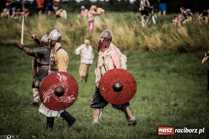 Zdjęcie w galerii na portalu naszraciborz.pl: Bitwa wojów nad Ulgą. Pierwszy dzień VIII Raciborskiego Festiwalu Średniowiecznego już za nami wiadomości z regionu