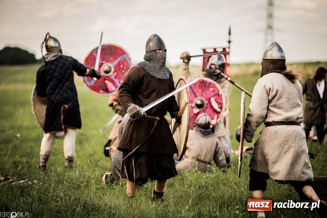 Zdjęcie w galerii na portalu naszraciborz.pl: Bitwa wojów nad Ulgą. Pierwszy dzień VIII Raciborskiego Festiwalu Średniowiecznego już za nami wiadomości z regionu