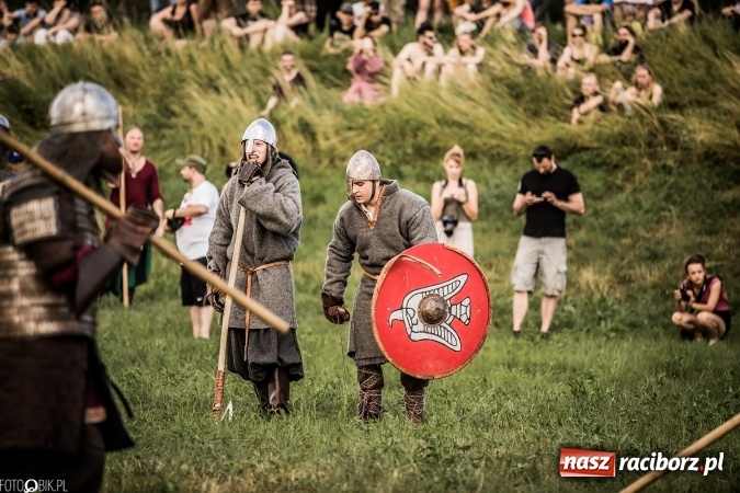 Zdjęcie w galerii na portalu naszraciborz.pl: Bitwa wojów nad Ulgą. Pierwszy dzień VIII Raciborskiego Festiwalu Średniowiecznego już za nami wiadomości z regionu