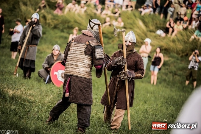 Zdjęcie w galerii na portalu naszraciborz.pl: Bitwa wojów nad Ulgą. Pierwszy dzień VIII Raciborskiego Festiwalu Średniowiecznego już za nami wiadomości z regionu