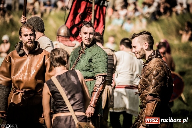 Zdjęcie w galerii na portalu naszraciborz.pl: Bitwa wojów nad Ulgą. Pierwszy dzień VIII Raciborskiego Festiwalu Średniowiecznego już za nami wiadomości z regionu