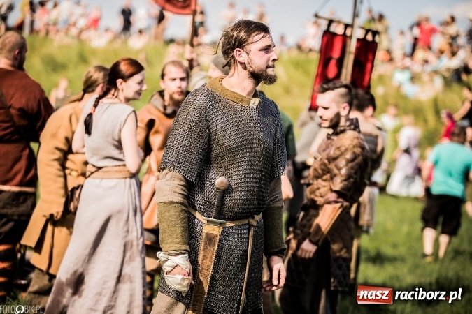 Zdjęcie w galerii na portalu naszraciborz.pl: Bitwa wojów nad Ulgą. Pierwszy dzień VIII Raciborskiego Festiwalu Średniowiecznego już za nami wiadomości z regionu