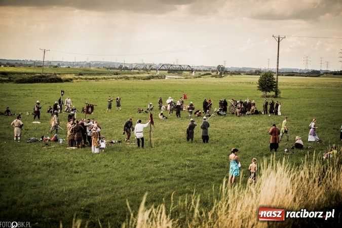Zdjęcie w galerii na portalu naszraciborz.pl: Bitwa wojów nad Ulgą. Pierwszy dzień VIII Raciborskiego Festiwalu Średniowiecznego już za nami wiadomości z regionu