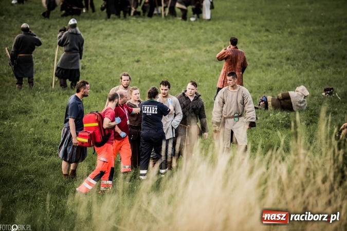 Zdjęcie w galerii na portalu naszraciborz.pl: Bitwa wojów nad Ulgą. Pierwszy dzień VIII Raciborskiego Festiwalu Średniowiecznego już za nami wiadomości z regionu
