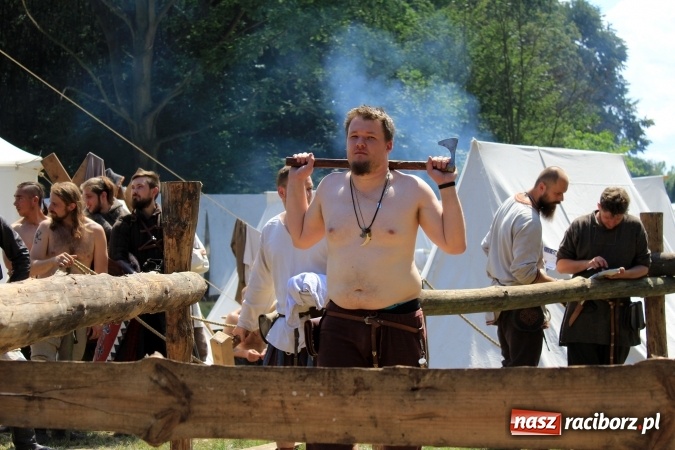 Zdjęcie w galerii na portalu naszraciborz.pl: Bitwa wojów nad Ulgą. Pierwszy dzień VIII Raciborskiego Festiwalu Średniowiecznego już za nami wiadomości z regionu