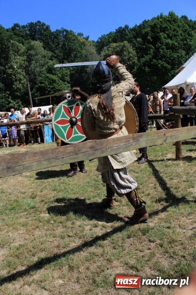 Zdjęcie w galerii na portalu naszraciborz.pl: Bitwa wojów nad Ulgą. Pierwszy dzień VIII Raciborskiego Festiwalu Średniowiecznego już za nami wiadomości z regionu